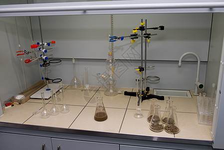 化学实验室中的设备 (单位 千美元)图片