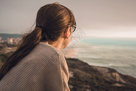 思考人生爬坡悲伤思维女性女孩海洋山脉生活微风沉思图片