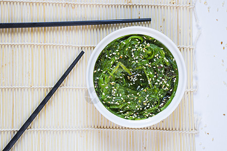 白碗中的瓦卡梅美食海鲜芝麻饮食藻类寿司盘子食物营养鱼片图片