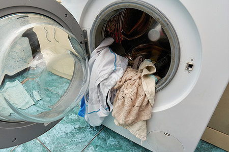洗衣机 开着门和洗桶内脏洗的洗涤机图片