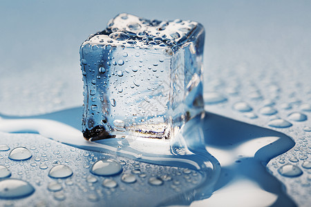 冰冰带水滴区块近距离接近 在炎热的一天饮用大型冰清冰立方体数字水晶冷藏流动玻璃反射冰块温度蓝色正方形图片