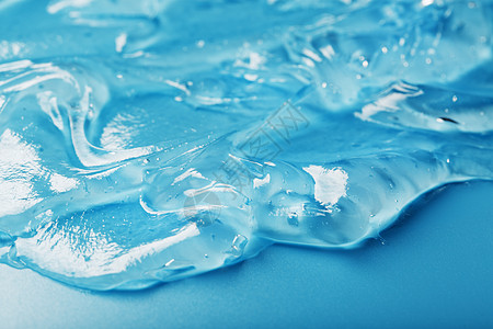 以蓝色背景上光滑纹质的涂片形式 用高压酸制成的螺旋胶清洁剂肥皂清洁工液体防腐剂洗手液胶原血清凝胶感染图片