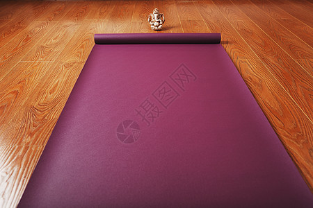 用甘纳帕提雕塑的木地板上 铺着一个彩色的瑜伽垫子有氧运动冥想健康火车野营泡沫材料活动健身房紫色图片