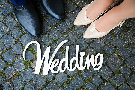 新娘和新郎婚礼上的白木牌是一对双脚背景