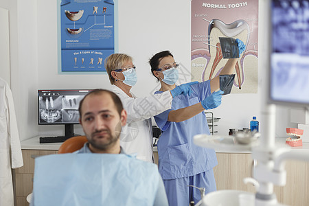 牙痛病人在等待医学专门知识时的牙齿痛病肖像卫生考试健康口服矫正疼痛预防面具药品射线图片