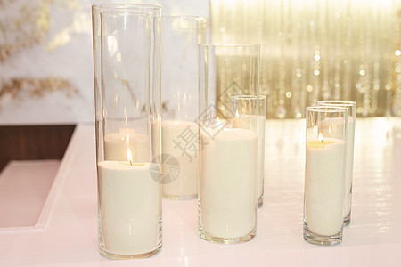 用蜡烛和鲜花用白色和金色的装饰图片