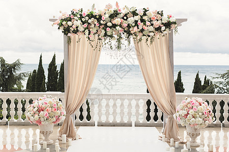 户外婚礼婚礼仪式的豪华地区 有盛装花朵的结婚拱门 在婚礼上背景