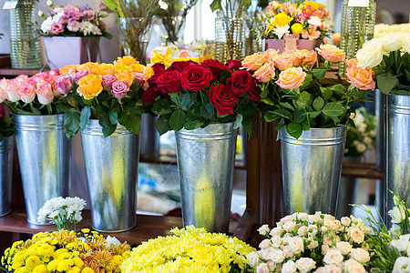 花店里美丽的花朵多彩花瓶植物群礼物零售人行道城市商业园艺花束花园图片