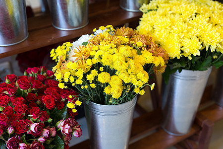 花店里美丽的花朵多彩花瓶零售城市人行道花束植物销售市场商业礼物图片