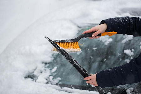 女人在冬天从车里擦雪女性雪堆天气降雪划痕刮刀窗户季节挡风玻璃暴风雪图片