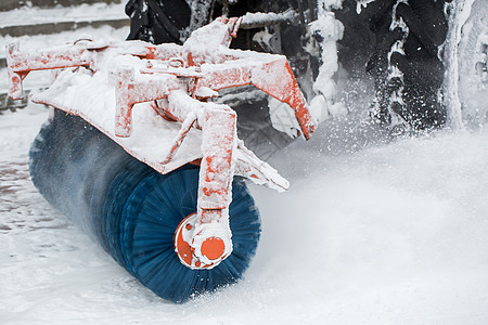 市政服务清洁雪 一辆小型拖拉机带轮椅刷子 从冬季新降雪中清扫城市公园的一条路路面工人耕作公园清洁工机器季节车辆人行道暴风雪图片