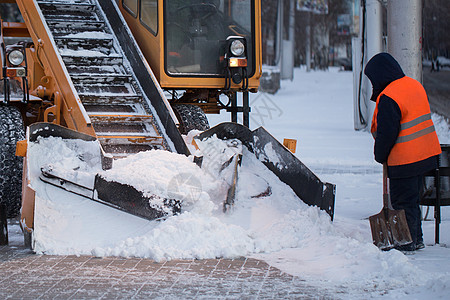 拖拉机从雪中清理道路 挖掘机清理城市中大量积雪的街道 工人在冬天从道路上扫雪 从暴风雪中清洁道路雪堆车辆机器车道工作打扫男人机械图片