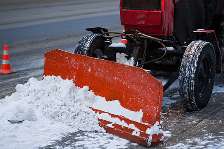 拖拉机从雪中清理道路 挖掘机清理城市大量积雪的街道男人卡车降雪路人车辆车道机械雪机季节天气图片