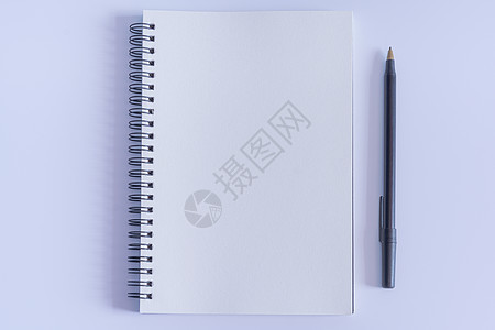 白背景上用笔笔笔作笔记 平面与开放的书页平整图片