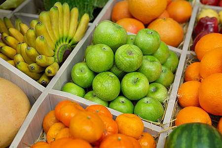 水果 店柜台上的橙子 香蕉 苹果 西瓜葡萄图片素材
