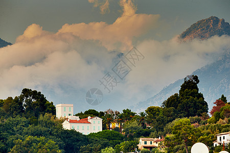 日落时意大利山峰的景象 日落时文蒂米廖亚山丘通过别墅和森林 橙色和粉红色云图片