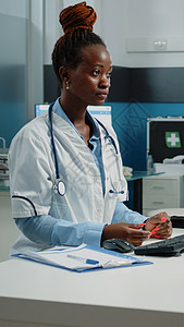 在医生办公室进行医疗保健咨询的多族裔人 数个民族职业女士技术成人诊断设施处方药物护士治疗图片