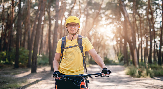 以自行车站在森林中的自行车站立的Cyclist图片