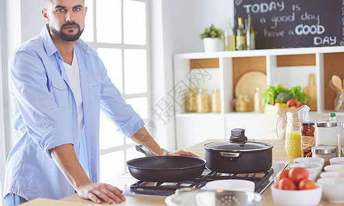 男人在家庭厨房里准备美味和健康的食物厨师美食蔬菜早餐烹饪午餐台面快乐木板男性图片