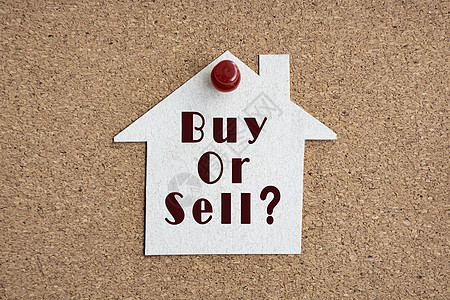 购买或出售纸面房屋模型上的买卖问题 产权投资概念图片