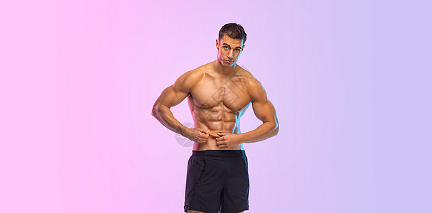 快乐的运动员展示了自己身体中的低皮脂肪 运动家在肤色背景上被孤立 健康动机 笑声健美男性训练成人健身房腹肌躯干腹部男人运动图片