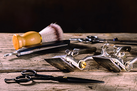古老的生锈木制木制风化背景理发工具团体剪刀造型梳妆台职业生意桌面男性调子奢华图片