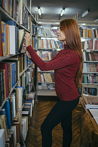 一个拿着书架的女孩 图书馆里的一个学生文学智慧智力女性架子知识学习天线书店女士图片