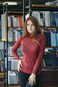 一个拿着书架的女孩 图书馆里的一个学生智慧知识女性书店书柜女士天线教科书学习文学图片