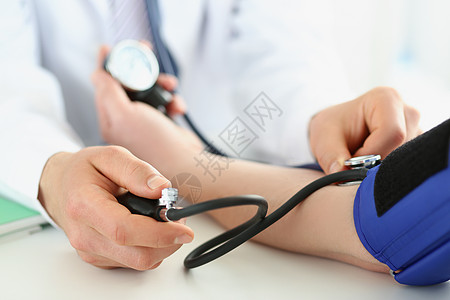 医生在诊所检查病人的血压 高血压的风险 预防疾病图片