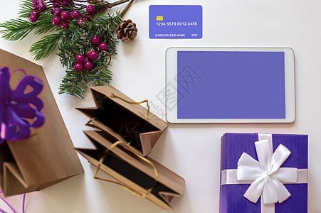 圣诞节互联网购物概念 数字牌 信用卡 带礼物的紫盒 纸袋和纸袋图片