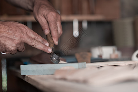 手用木头雕刻勺子 用凿子特写 木制车间 木勺的制作过程桌子木工男性工艺木板统治者成人商业木匠木材图片