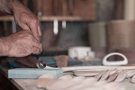 手用木头雕刻勺子 用凿子特写 木制车间 木勺的制作过程创造力工作木板木制品统治者手工男人活动商业木匠图片