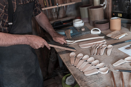 手用木头雕刻勺子 用凿子特写 木制车间 木勺的制作过程桌子活动木板木工雕刻师作坊木制品男性工作木材图片
