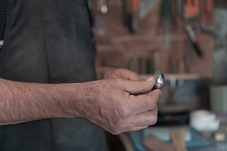 手用木头雕刻勺子 用凿子特写 木制车间 木勺的制作过程工作男性工作台木匠木板木材成人工艺活动木制品图片