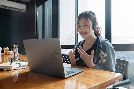 女学生在咖啡厅咖啡店学习 她使用笔记本电脑并在网上学习以参加大学考试女孩网络办公室女士学校视频耳机教育课程女性图片