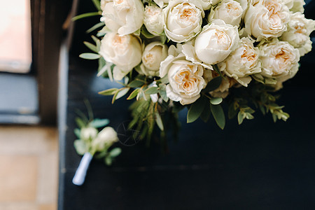露天的玫瑰花朵和鲜花织成的花束装饰花朵植物玫瑰胸花幸福喜悦仪式订婚新娘图片