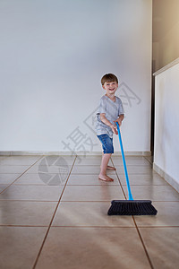 扫地是我一天的家务活 一个可爱的小男孩在家里用扫帚扫地的画像图片