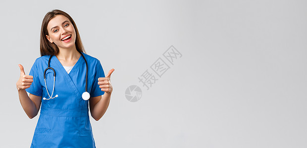 医务工作者 医疗保健 covid19 和疫苗接种概念 友好乐观的女护士或蓝色磨砂医生 竖起大拇指 保持乐观 支持 确保一切顺利医图片
