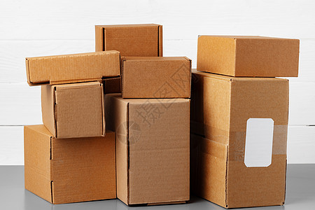 一组纸板箱 以白色木壁为挡板邮政纸盒礼物包装送货仓库船运纸板团体小样图片