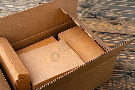 木制背景的纸板箱架邮政棕色货物船运商业木头木板卡片盒办公室贮存图片