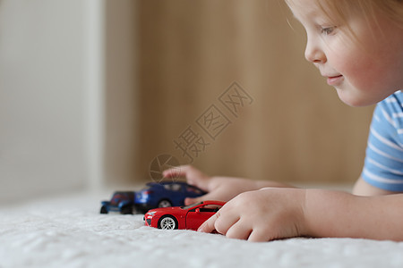 孩子们在室内玩玩具车玩玩具汽车的肖像女儿婴儿活动喜悦家庭童年享受乐趣快乐闲暇图片