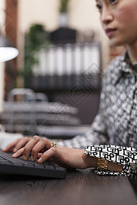 特写金融公司办公室的计算机工作人员 在使用键盘时审查会计报告 (b) 财务公司图片