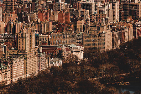 中央公园和美国纽约市曼哈顿瀑布的上西区中央公园全景高涨图片