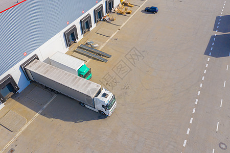 空中最顶端的景象是卡车和货运拖车在标识中心卸载商品市场仓库库存车辆金融建筑命令过境码头图片
