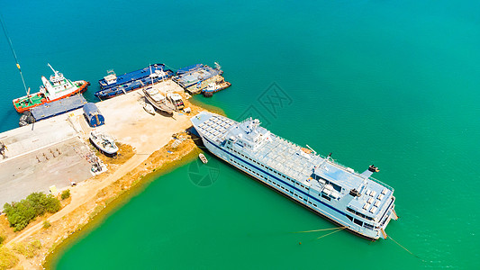 海运港的渡轮 背景起重机和集装箱图片