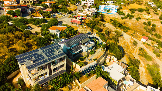 具有使用太阳光作为替代电源的太阳能电池板的住宅外部蓝色房子阳光控制板太阳电气太阳能板来源建筑学发电机图片