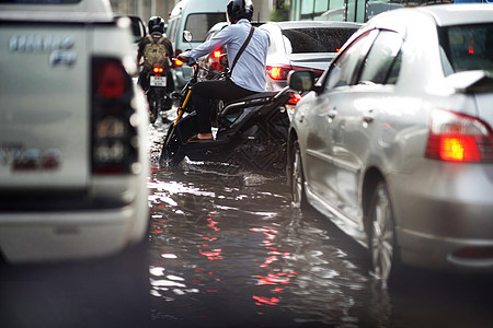 曼谷 泰国 5月16日 2019年的Flood上公共道路 摩托车和小卡车交通堵塞图片