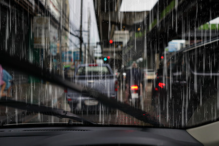 交通堵塞汽车在高峰时暴雨时间撞上公路 车景模糊视线;背景图片