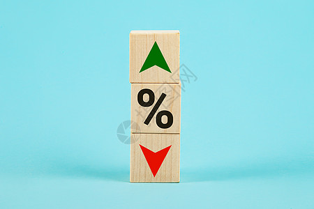 带有百分比符号图标的立方体块 利率金融和抵押贷款利率概念 木立方体将箭头向下更改为向上 利率 股票 排名 商业和金融概念经济抵押图片