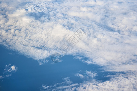 空中飞云的风景 美丽的云层和蓝天空的顶端图片